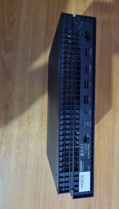 Vând un Xbox one x de un 1Tb