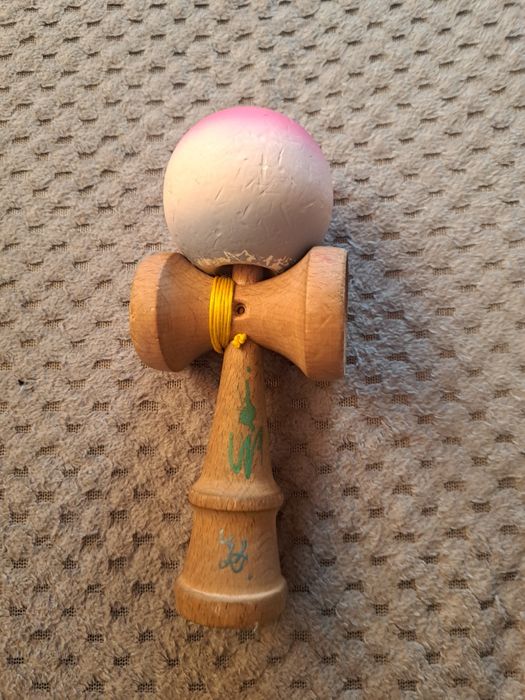 Kendama cu grip bun