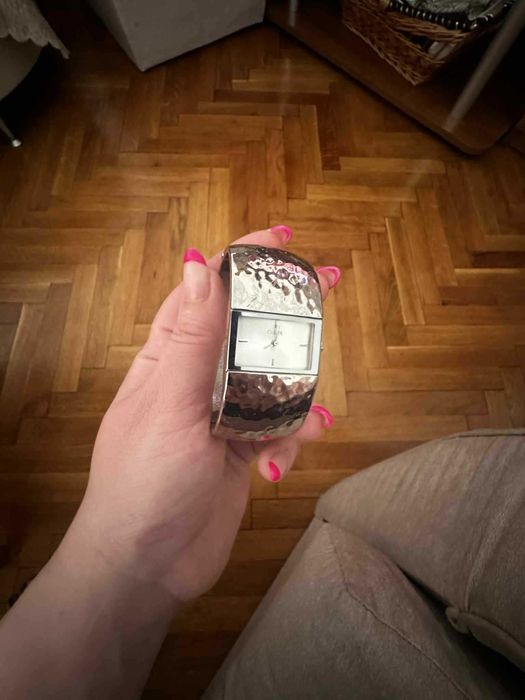 Дамски часовник тип гривна