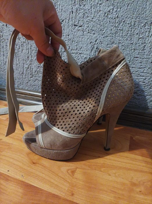 Pantofi cu tocuri, sandale