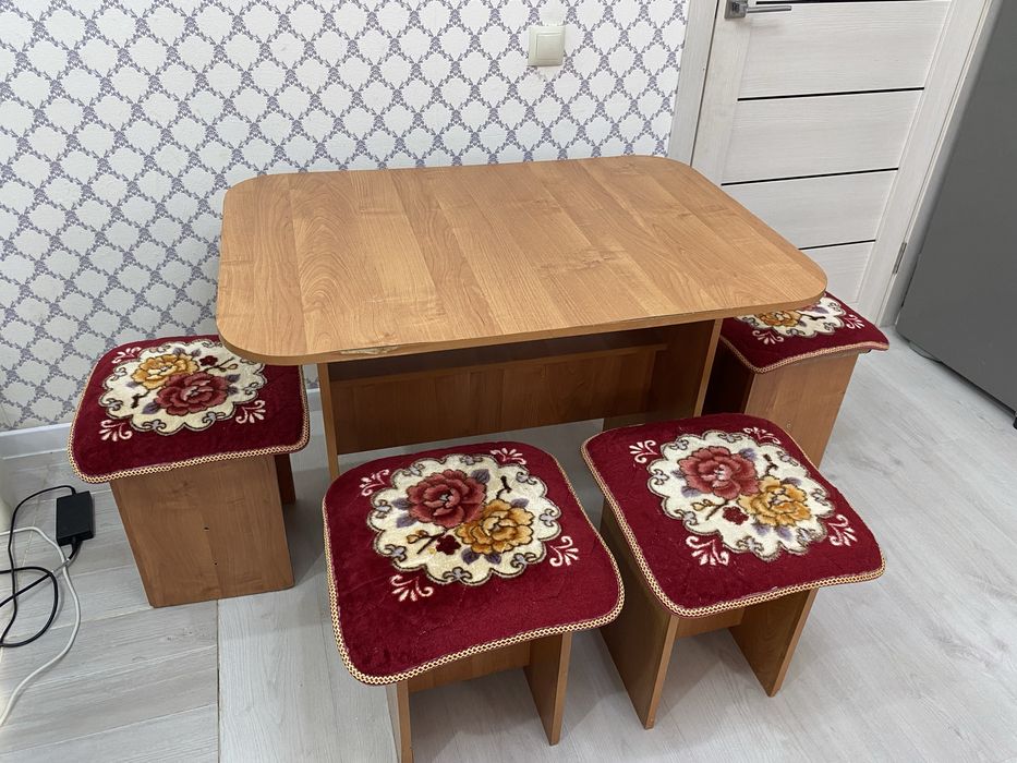 Кухоный стол +4 табурета