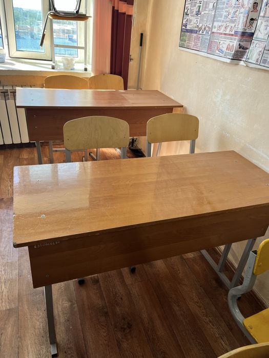 Парта со стульями . Продам (комплект ).