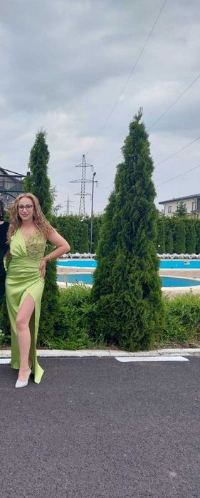 Vand rochiță purtata la o singura nuntă