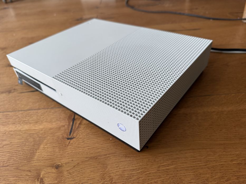 Xbox One S 1Gb SSD plus 7 jocuri
