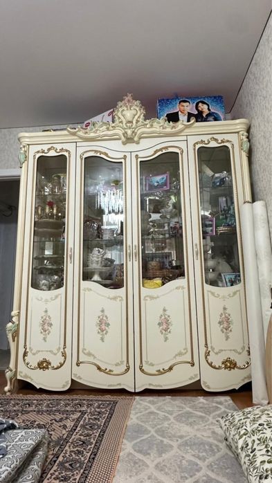 Сервант для посуды 150 000 Срочно