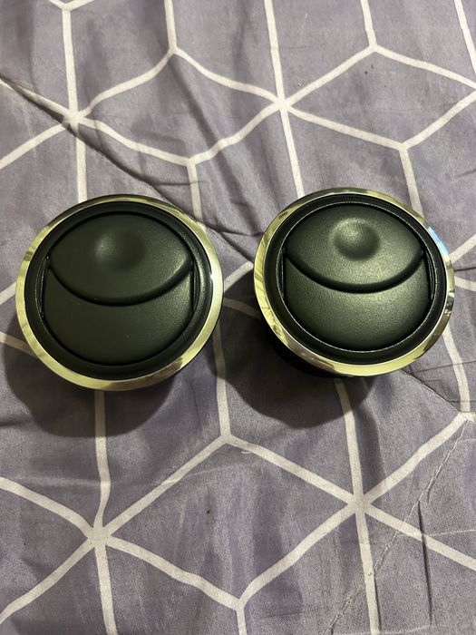 Продам 2 дефлектора  на панель .