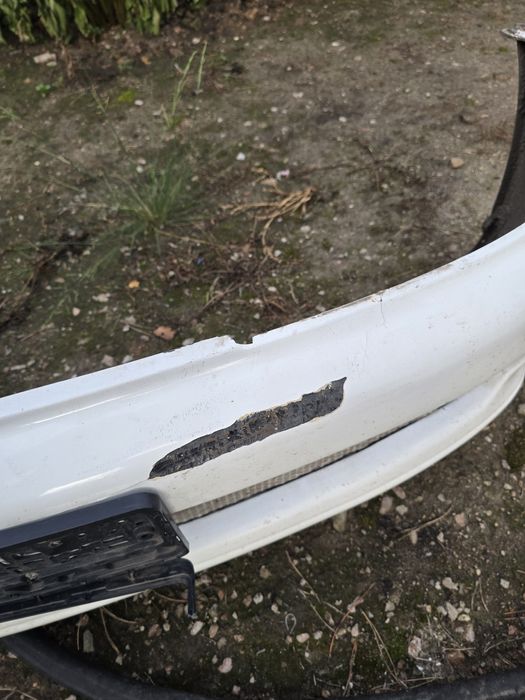 Передний бампер Mitsubishi Lancer 1994 года