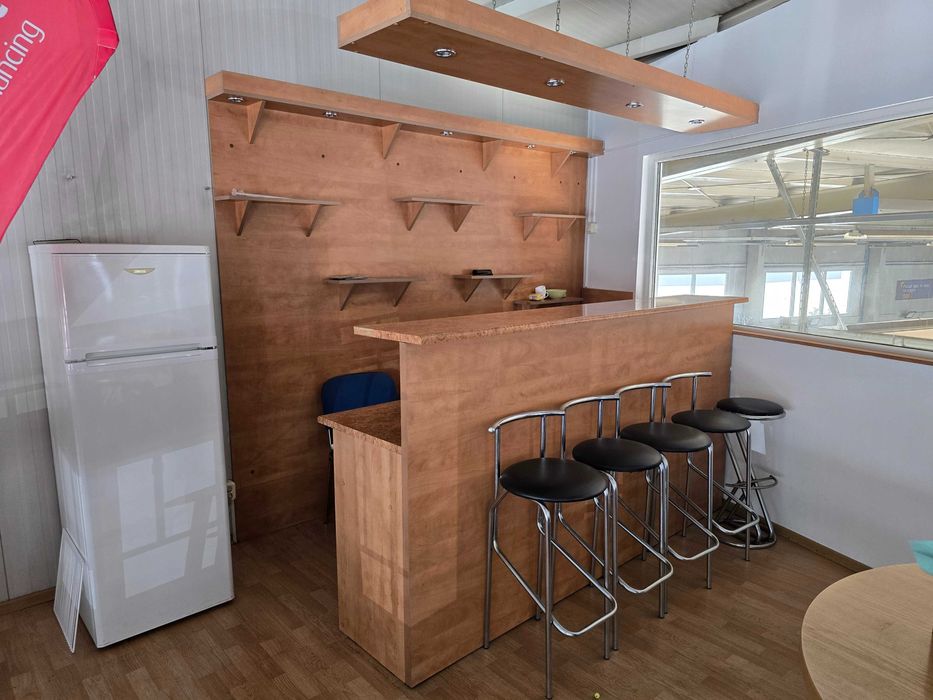 Vand mobilier bar + 4 scaune
