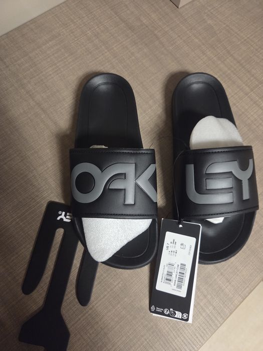 Pantaloni si scapi Oakley