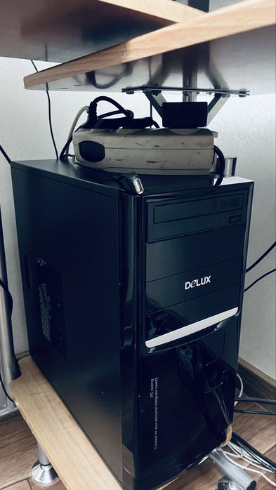 Компьютер и компьютерный стол