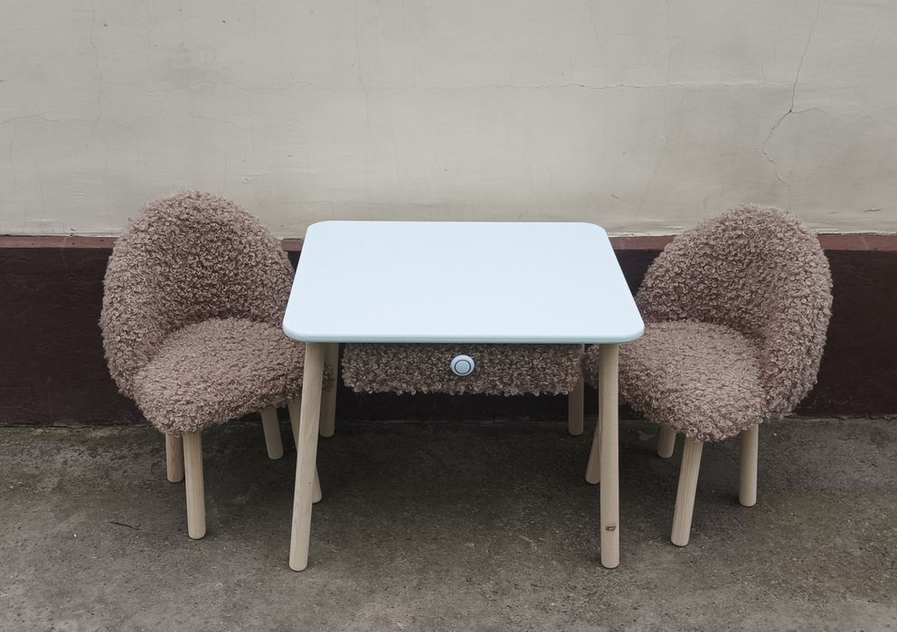 Комплект детской мебели. Стол и 2 стула