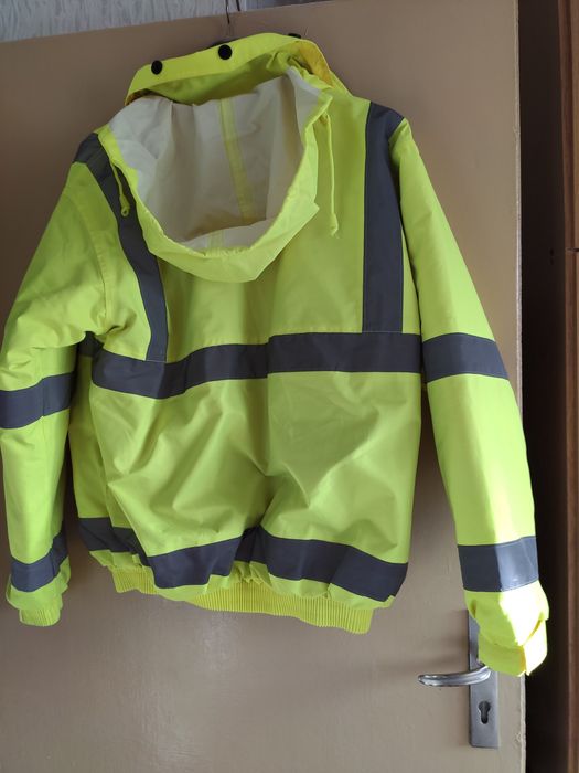 Продавам английско топло яке от промазан плат