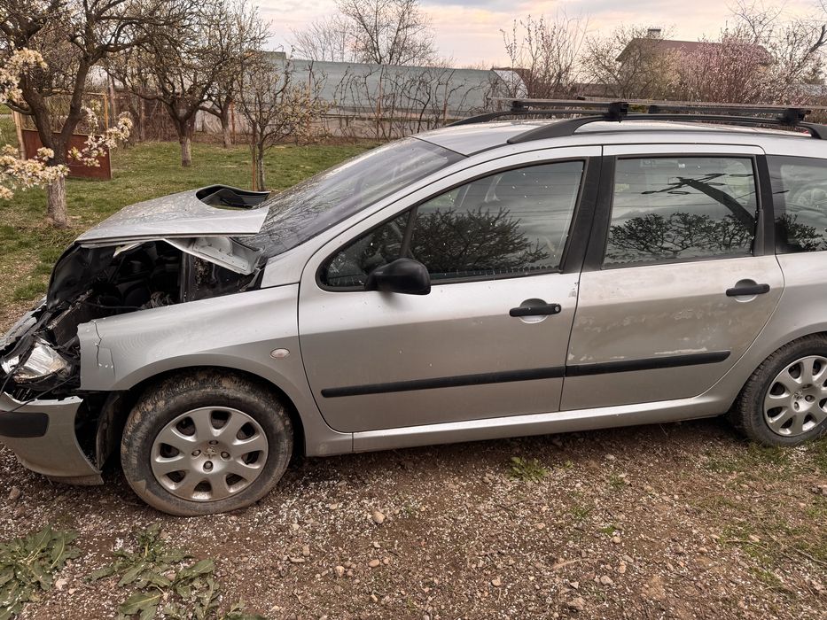 Peugeot 307 gri, pe piese 1.4