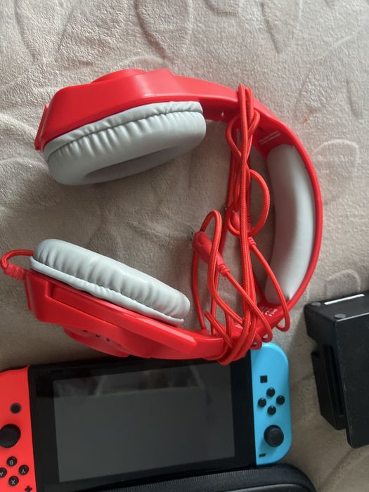 Nintendo v2 plus un joc:(fifa 18)
