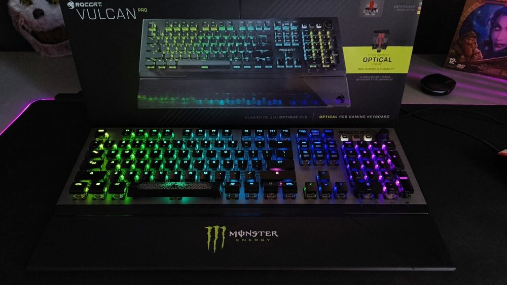 Tastatura Gaming ROCCAT Vulcan Pro  – switch-uri optice Titan, RGB AIM