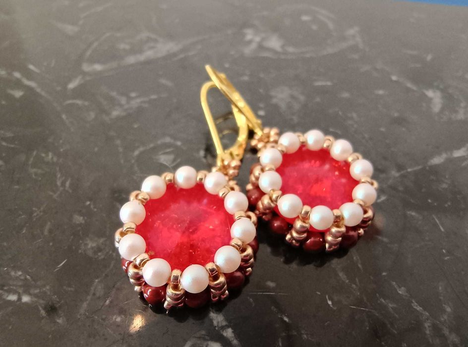 Cercei handmade roșu rubin cu perle – eleganță clasică și rafinament