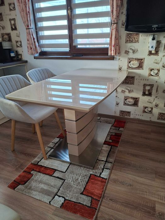 Vând masa de bucatarie  extensibila cu blat de sticla