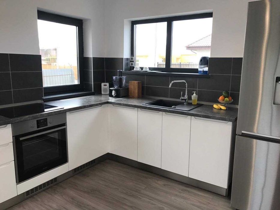 Mobila Decorama bucatarie 3.1m x 2.2m cu bar, MDF alb lucios + chiuveta compozit gratis