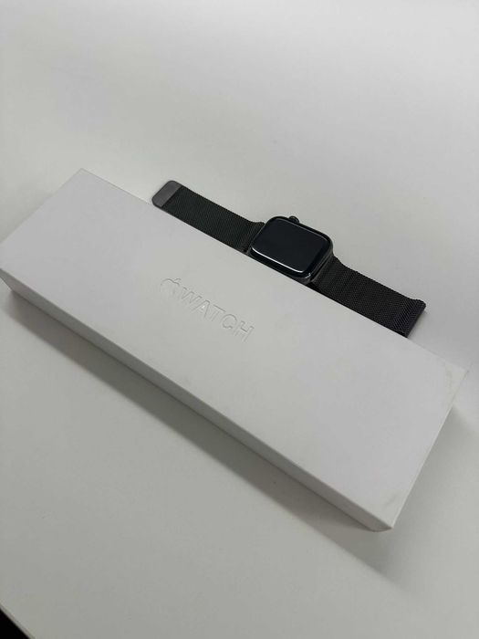 Apple Watch 9 GPS + Cellular, 45mm Graphite Stainless Steel Case