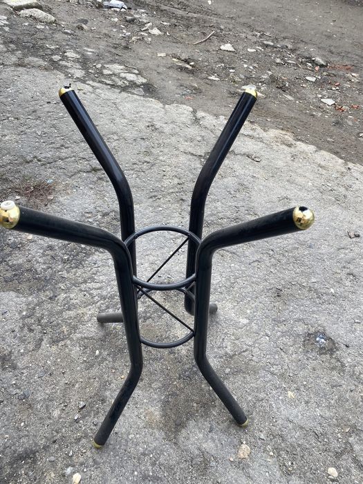 Masă de sticlă cu picioare negre