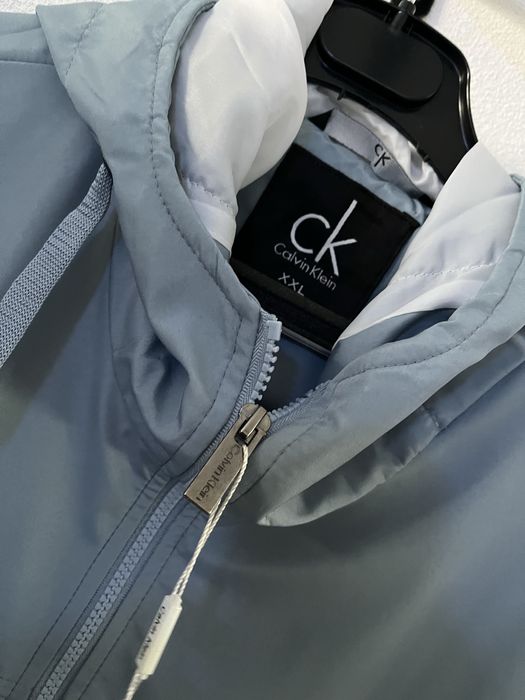 Geaca subtire cu gluga