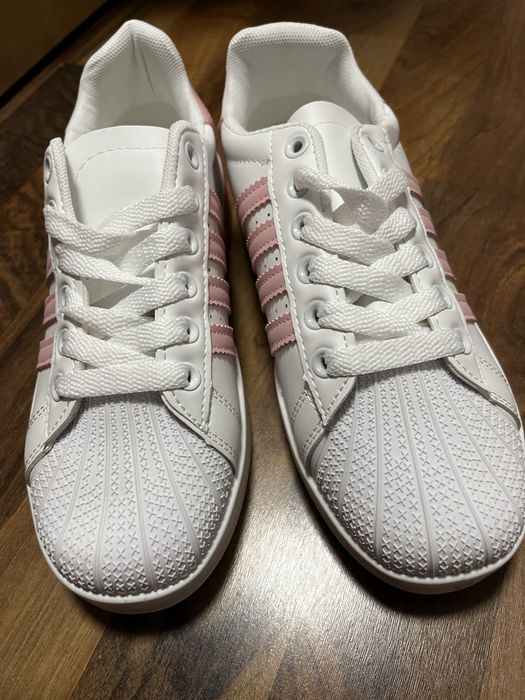 Adidasi dama ! Noi la cutie in doua culori