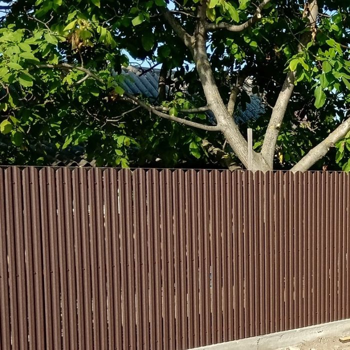 Construim garduri si porti din sipca metalica, panouri stil jaluzele,