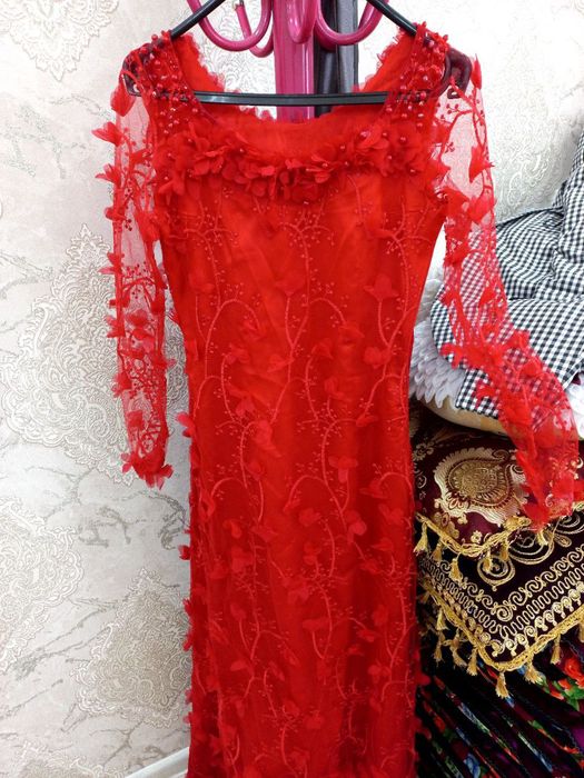 Qizil vecherniy koylak