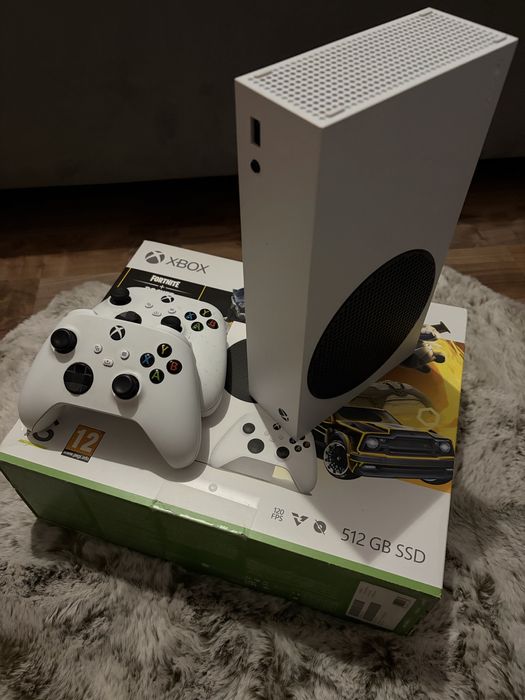 Xbox Series S 512GB + 2 controllere + semn xbox luminat birou