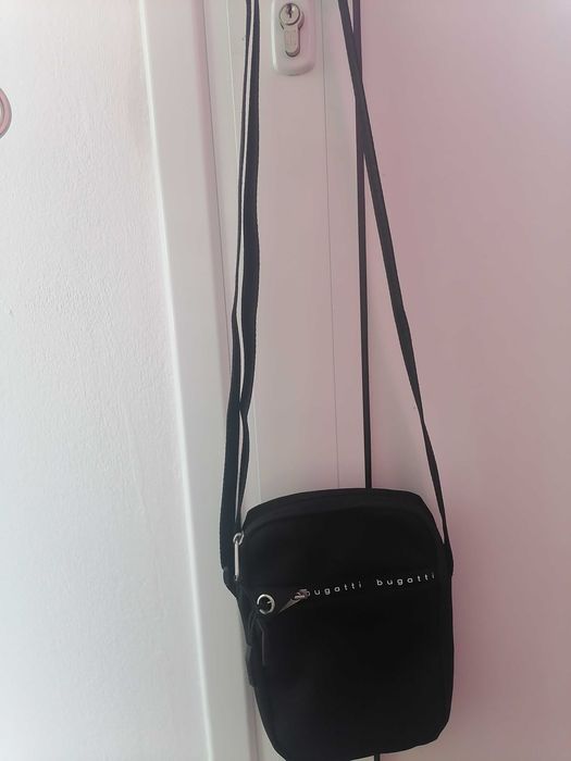 Чисто нова чантичка Bugatti