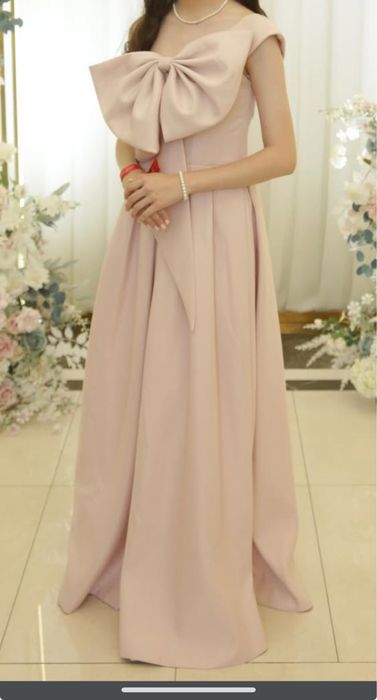 Вечерное платье с бантом