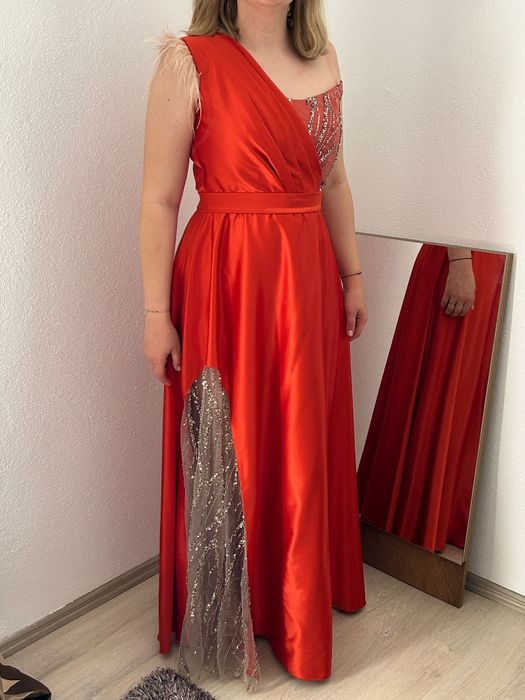 Rochie ocazie din tafta usor elastica.