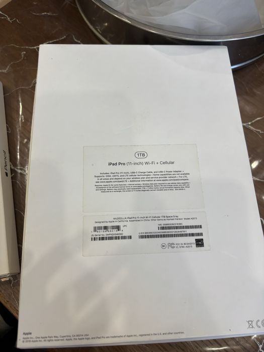 iPad Pro 1тб с клавиатурой и чехлом