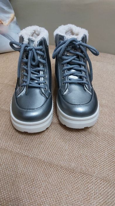 Продам ботинки для девочек