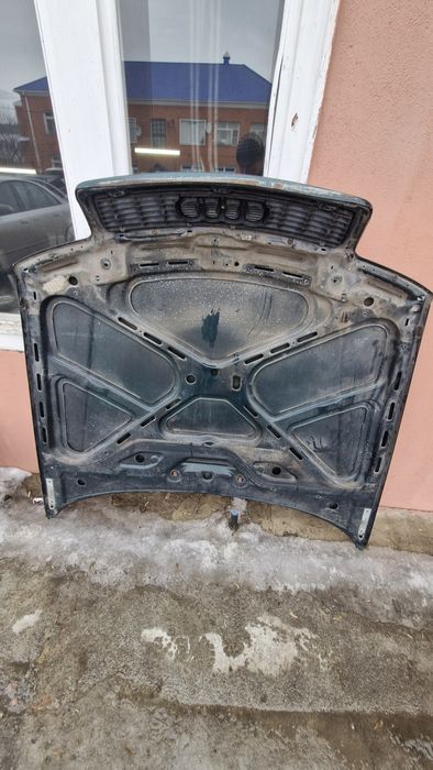 Капот на Ауди 100С4