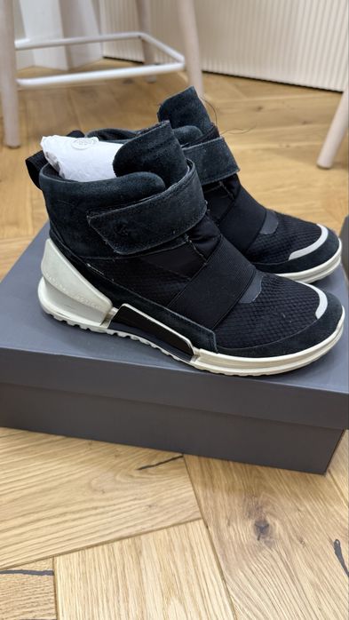 Продаю  зимнюю обувь детскую  ecco