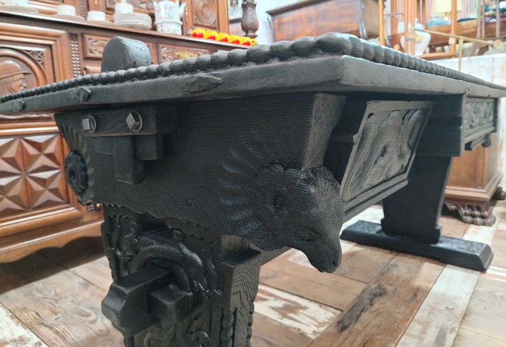 Masa veche din lemn masiv de stejar restaurata