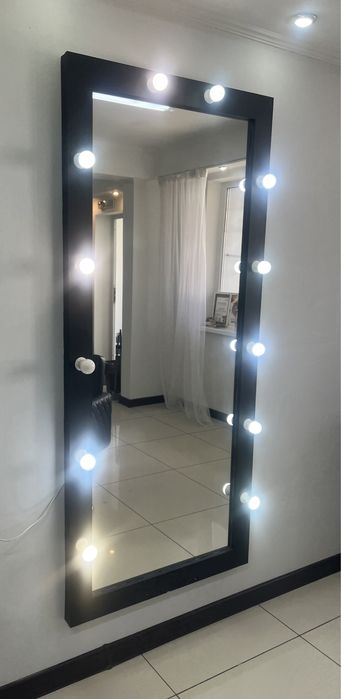 Продается зеркало с лампочками
