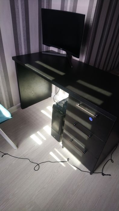 Письменный стол с тумбой