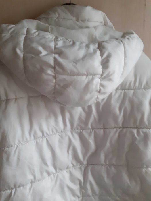 Страхотно бяло яке с качулка