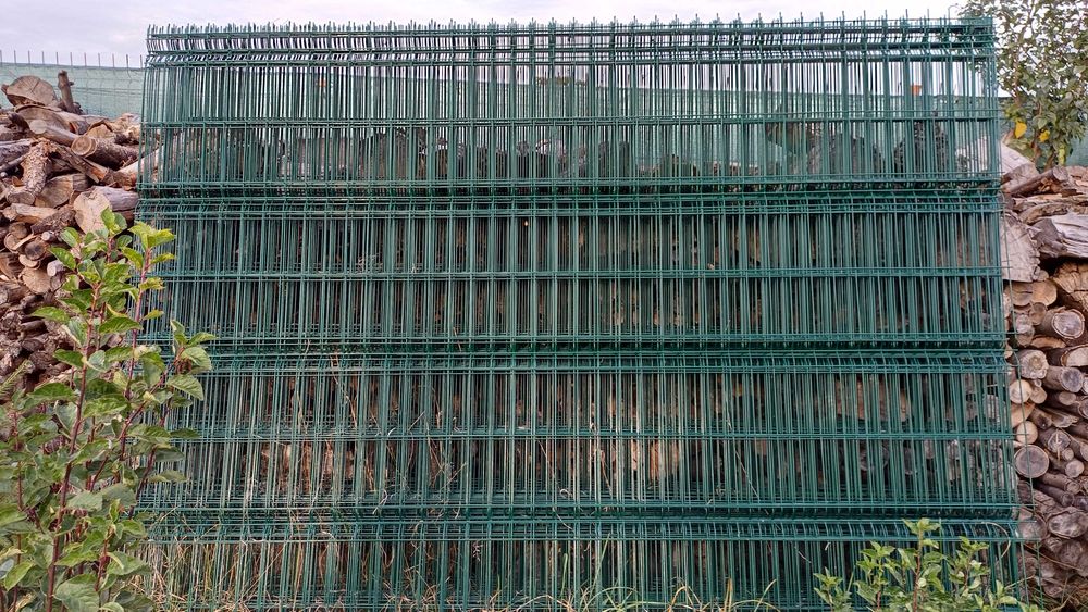 Vand 17 bucati de  plasa gard sudata si vopsita verde