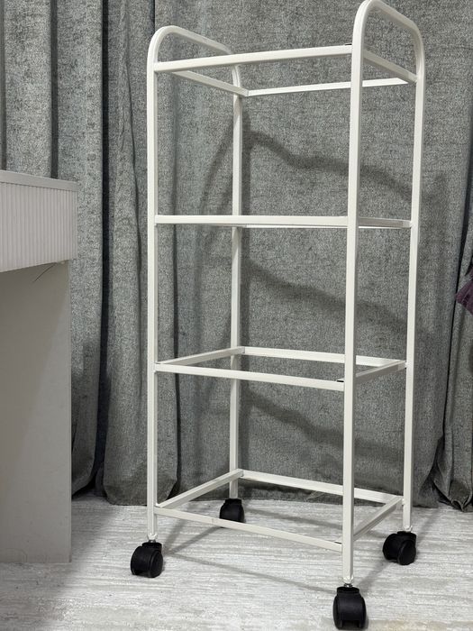 Помощник тележка для косметолога