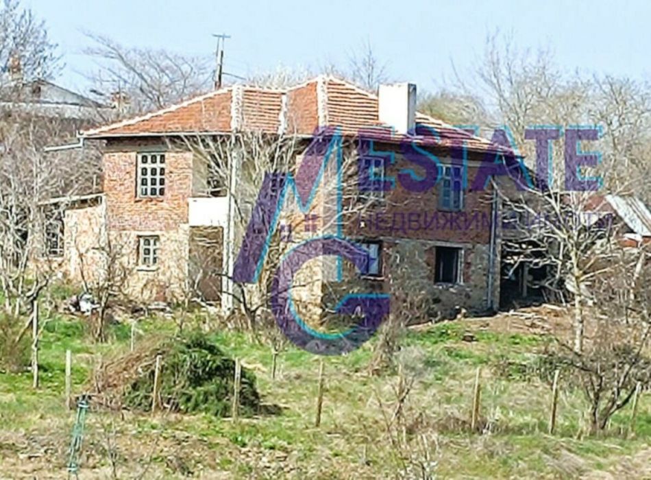 Двуетажна къща с голям двор и прекрасна гледка в село Фазаново