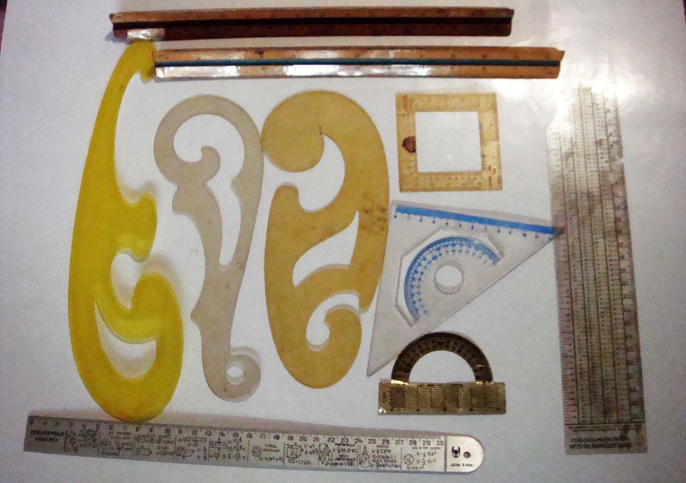 Лот чертожни инструменти- линии,кривки и др.