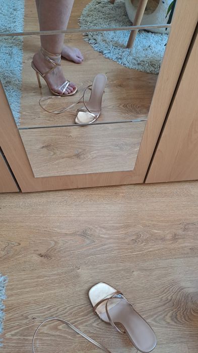 Сандали с ток златисти