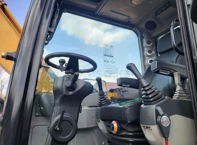 Срочно продам экскаватор