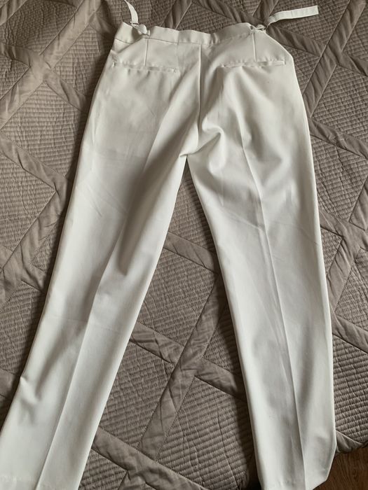 Белые слаксы.