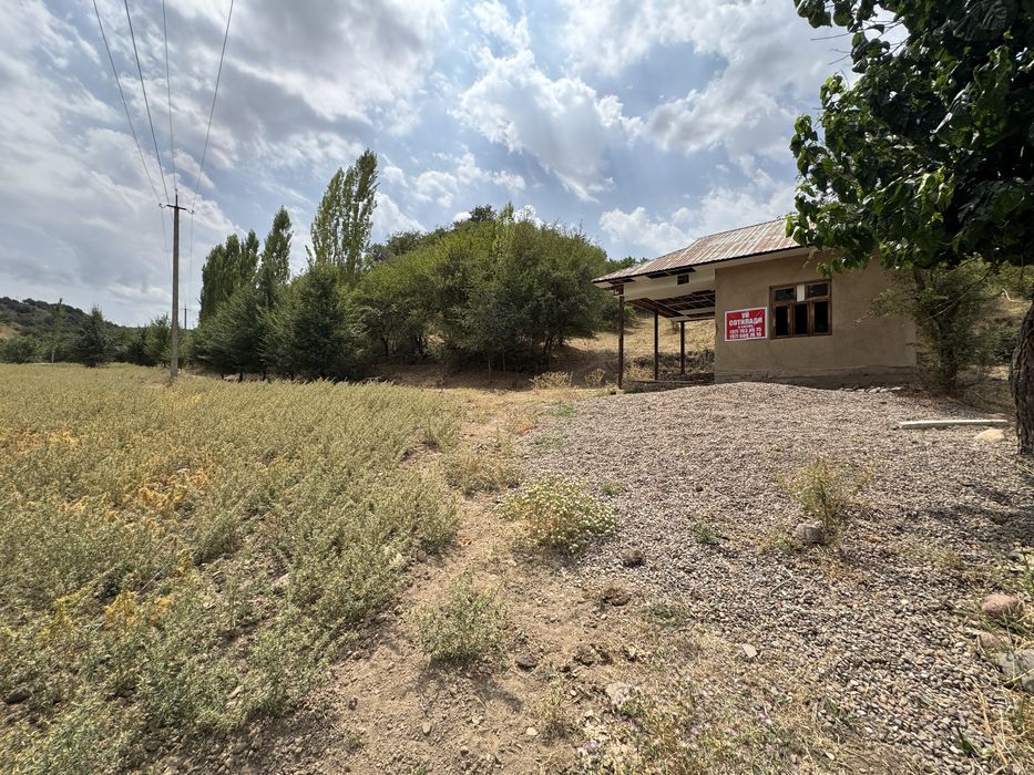 Dacha qurish 8 sotok yer sotiladi kadastrlari bor 2 xonasi bor