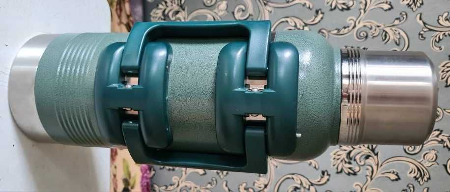 Продам новый термос для напитков 4 литра.