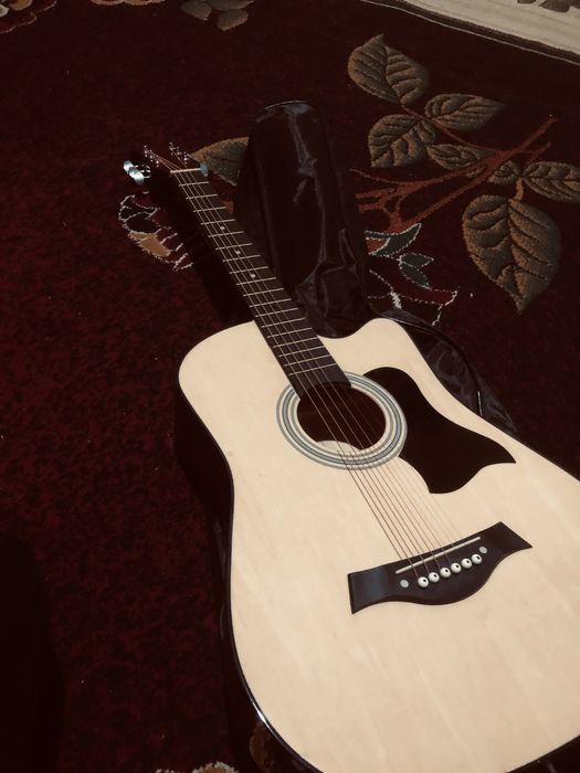 akustika gitara sotuvda